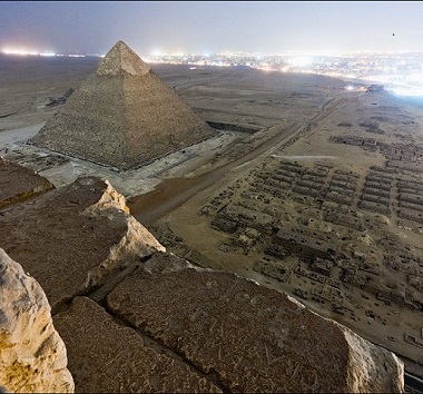 Z vrchu pyramidy